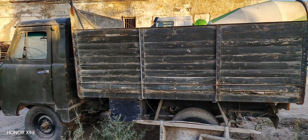 Uaz bartovoy sotiladi 1983 yil metanda