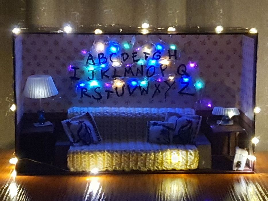 Комната "Очень странные дела"