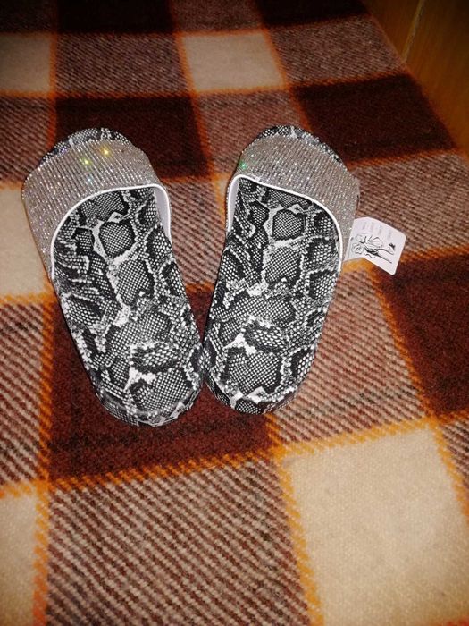 Летни сандали в змийски принт,  № 40, 30 лв.