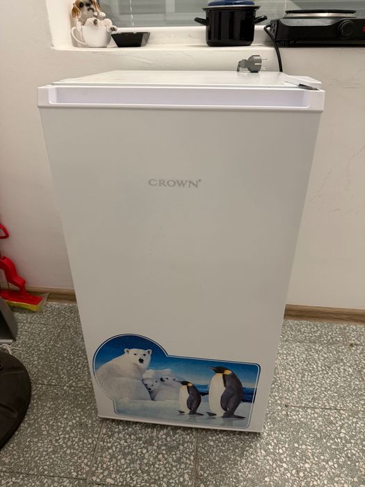 Среден хладилник CROWN с фризер