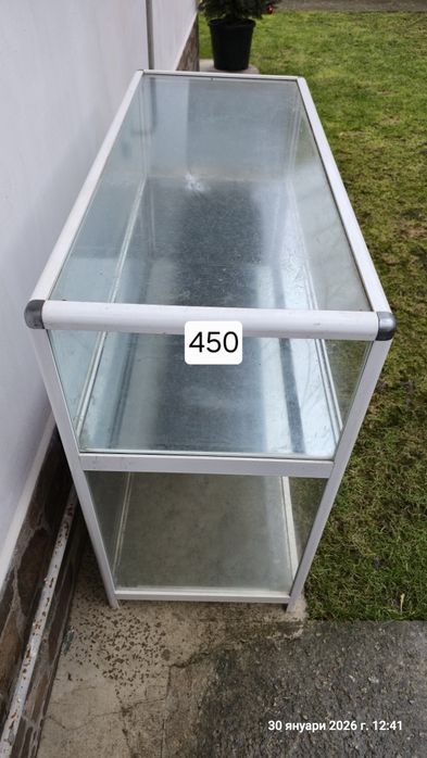 Стъклена витрина .