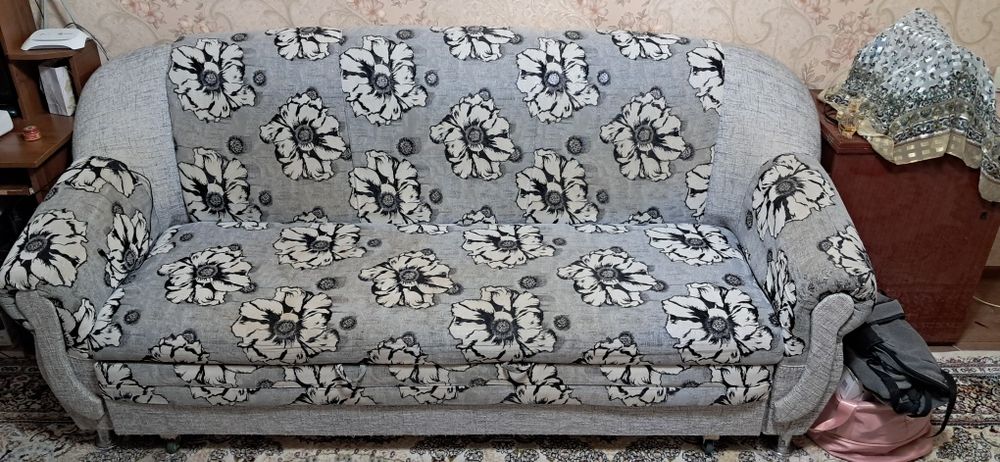 Диван раскладной и 2 кресла