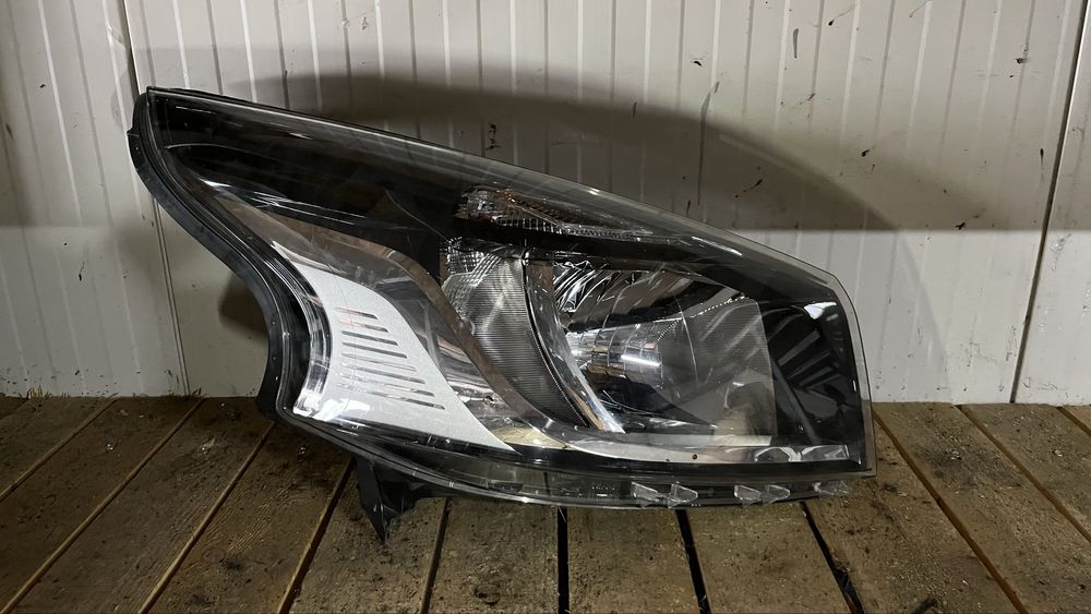 1 брой ляв и 3 броя десен фар Opel Vivaro 2014-2018