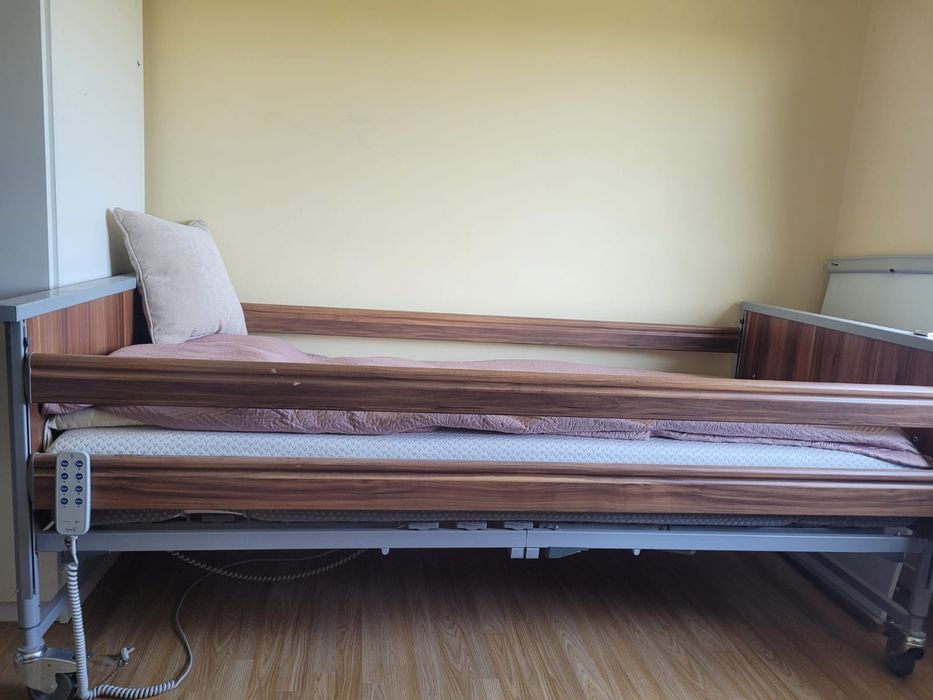 Електрическо регулируемо болнично легло