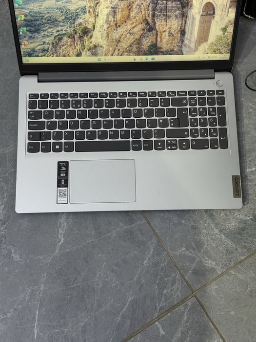 Офисный ноутбук Lenovo 8/256