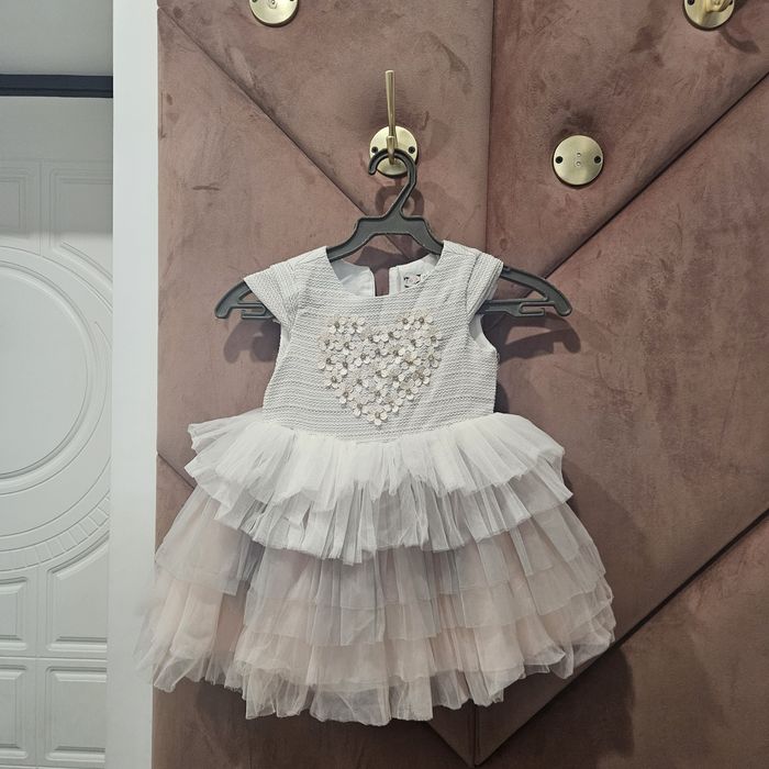 Продам платье нарядное для девочки