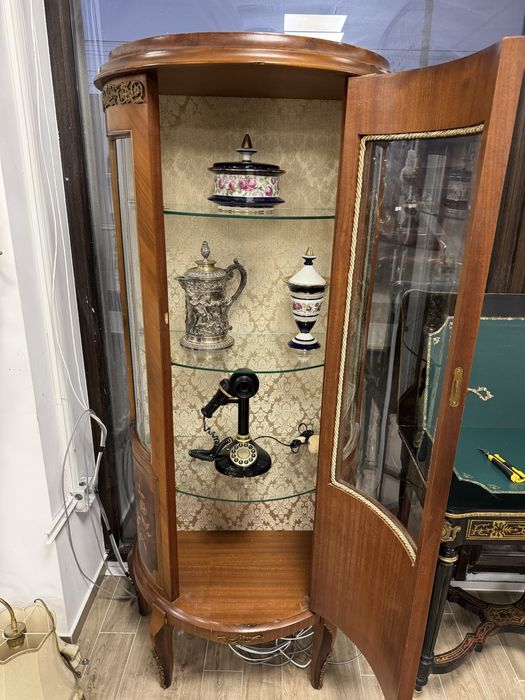 Vitrina din lemn masiv cu intarsii si ornamente bronz