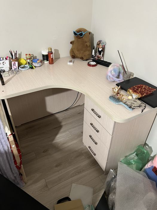 Угловые столы и шкаф