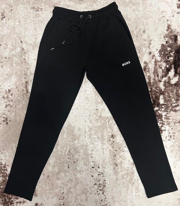 Vând compleu nou de bărbați Boss