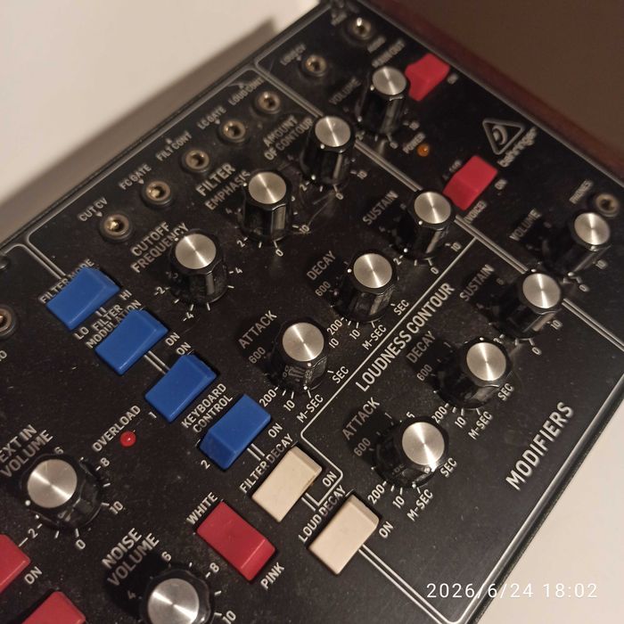 Behringer model D