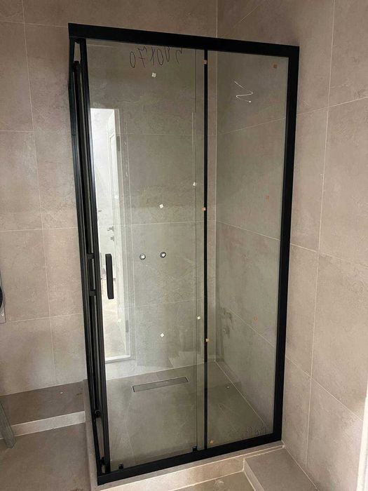 Стеклянные душевые кабины и перегородки под заказ