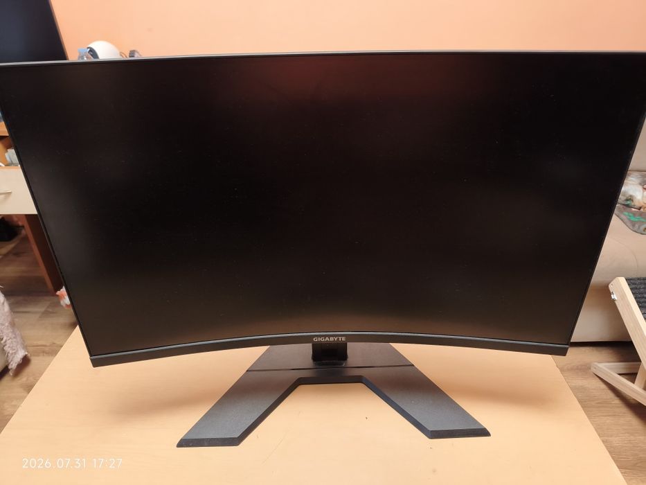 Продовам геймърски извит монитор Gigabyte G32OC / 31.5" / VA / QHD 2560 x 1440 / 165Hz
