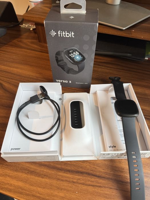 Ceas smartwatch Fitbit Versa 3 cu GPS