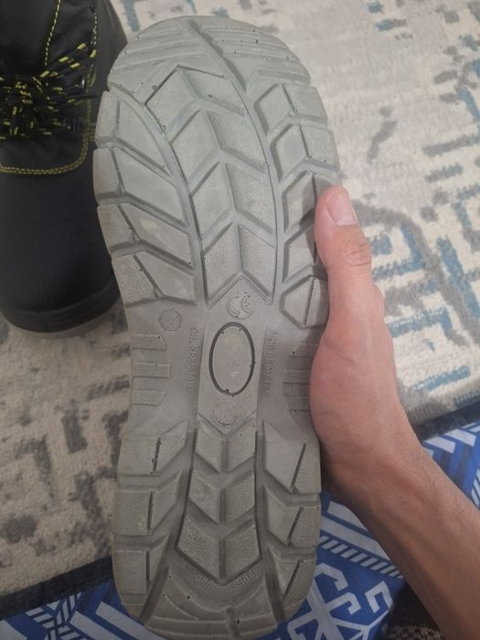 Ботинки продам за 10тысяс новый