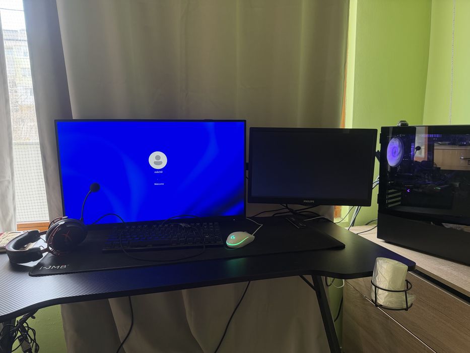 Геймърски компютър с периферия