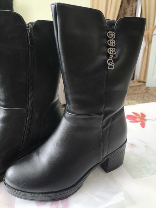 Продаются сапоги женские