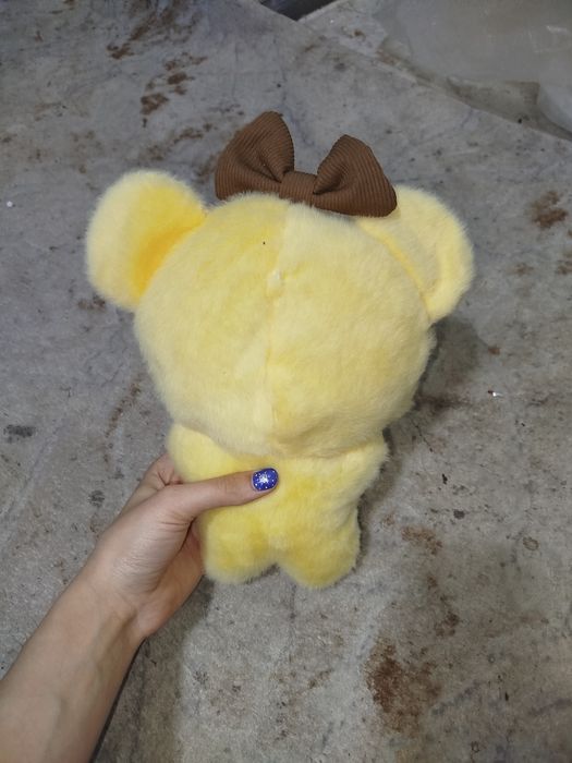 Мягкая плюшевая игрушка в виде милой мышки.