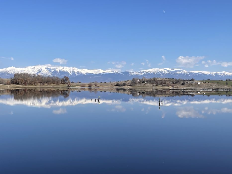 Каравана с навес и лодка на яз. Логодаж