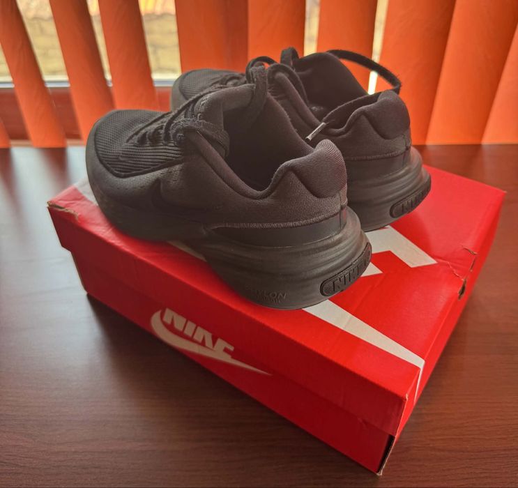 Маратонки nike черни