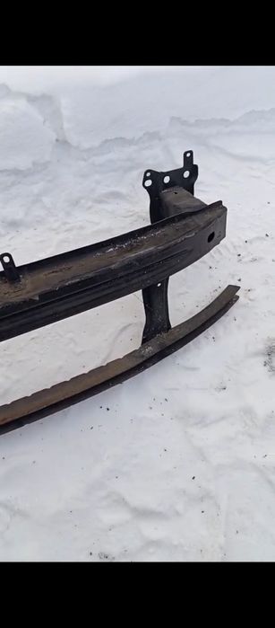 Продам усилитель бампера передний на Пассат Б6