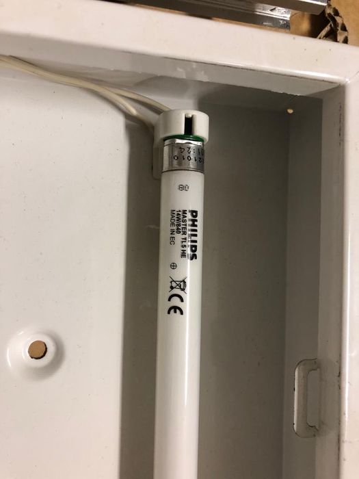Осветление офис/магазин 4 бр. лампи с лум. пури Philips HE 14W/840