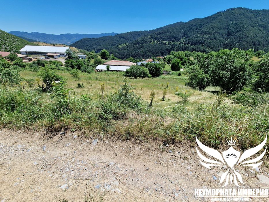 Продавам парцел УПИ 900кв.м. в село Орехово обл.Смолян
