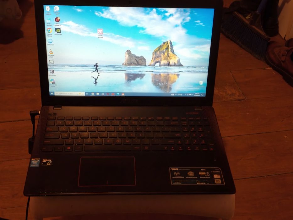 Vând Asus F550J stare perfecta de functionare
