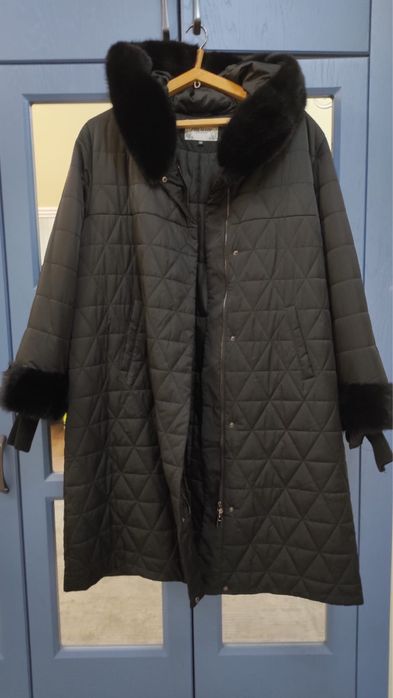 Зимний пуховик с меховыми вставками