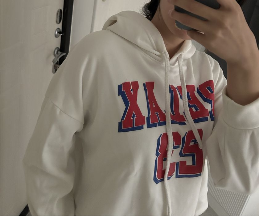 Белая короткая толстовка