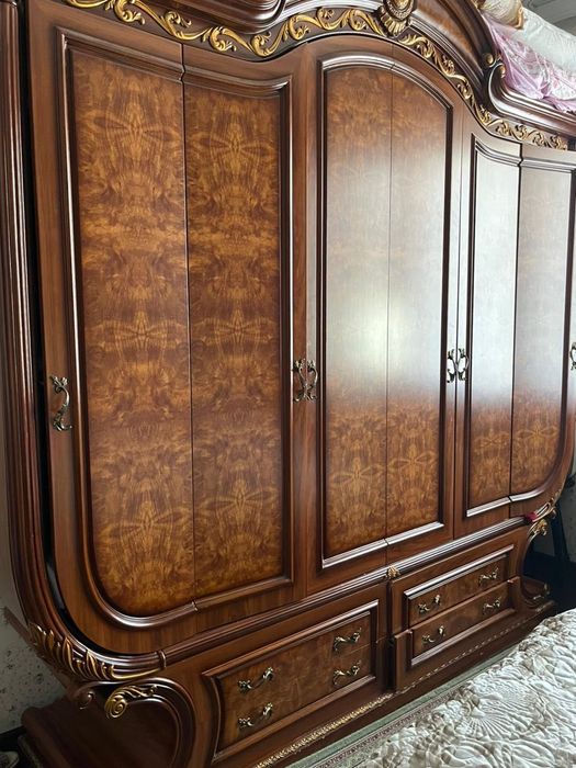 Продам спальный гарнитур в стиле Барокко