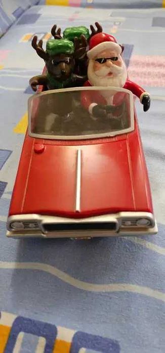 masina vintage Impala cu Mos Craciun si reni