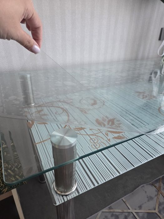 Стол стеклянный для дома