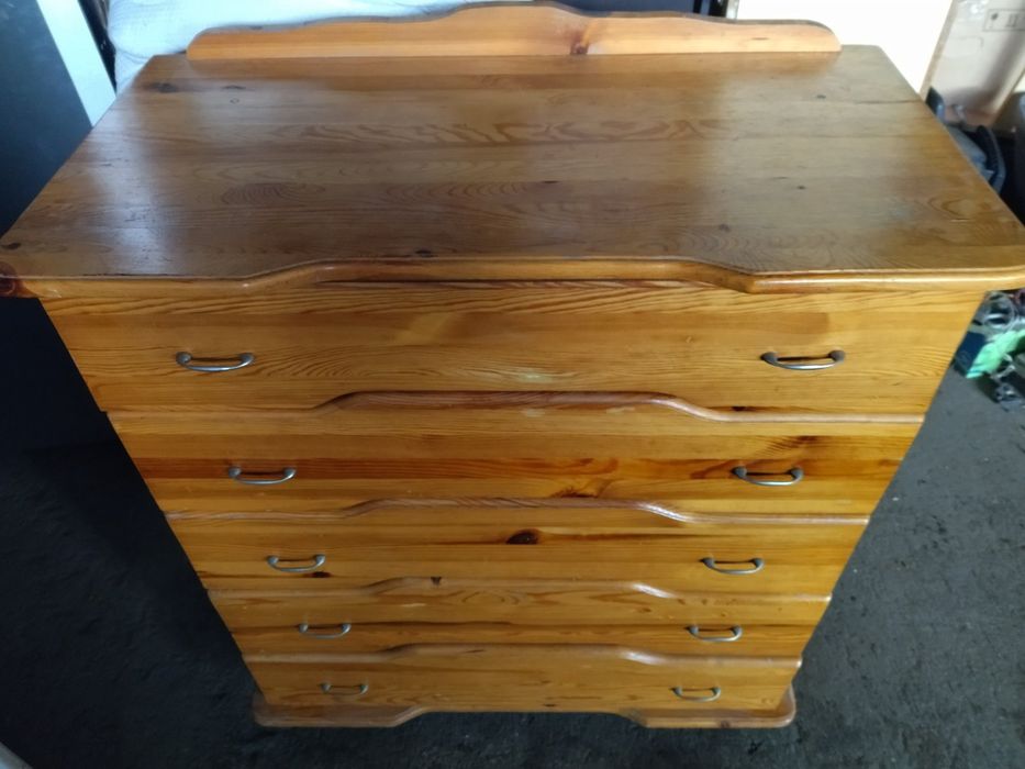 Трикрилен гардероб масивно дърво и скрин