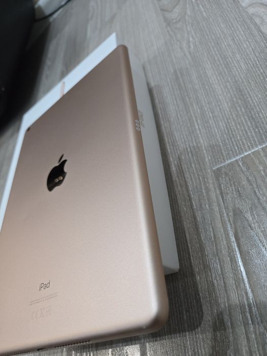 Продам iPad 8th Generation 32GB Gold!