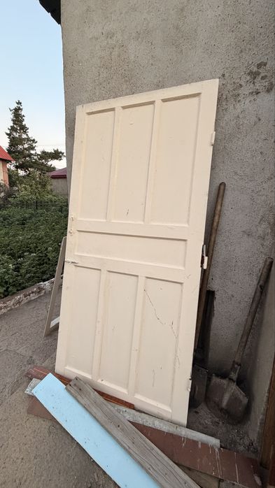 Продам деревянную дверь.