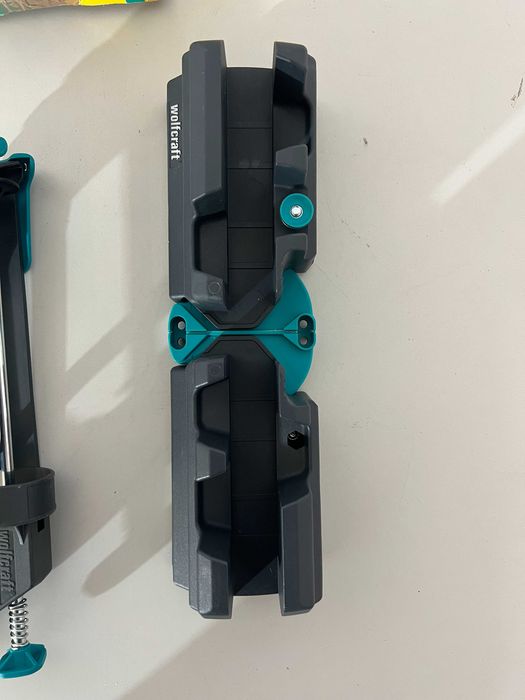 Wolfcraft 6977000 – Set complet pentru montarea plintelor, cu șablon, cutie de tăiere, fierăstrău japonez și pistol de silicon