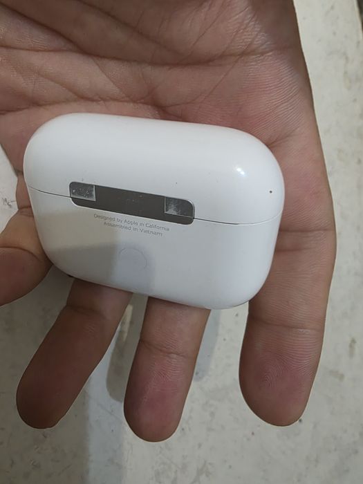 AirPods Pro (1-го поколения).