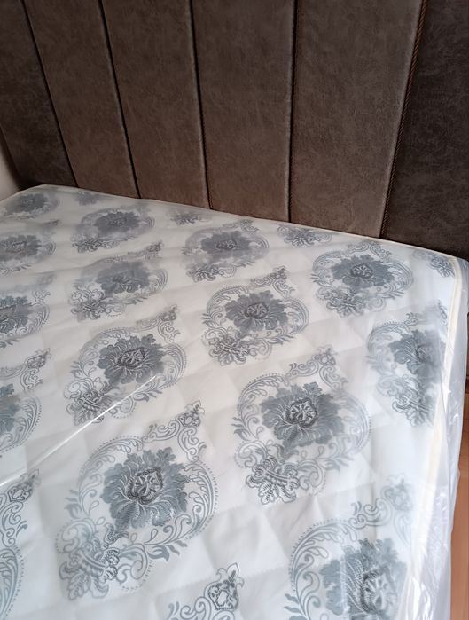 Кровать с абсолютно новым матрасом