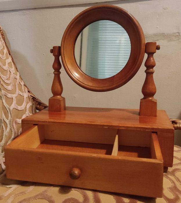 Старинно дървено огледало-тоалетка.