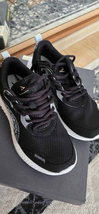 Женские кроссовки 39 размер