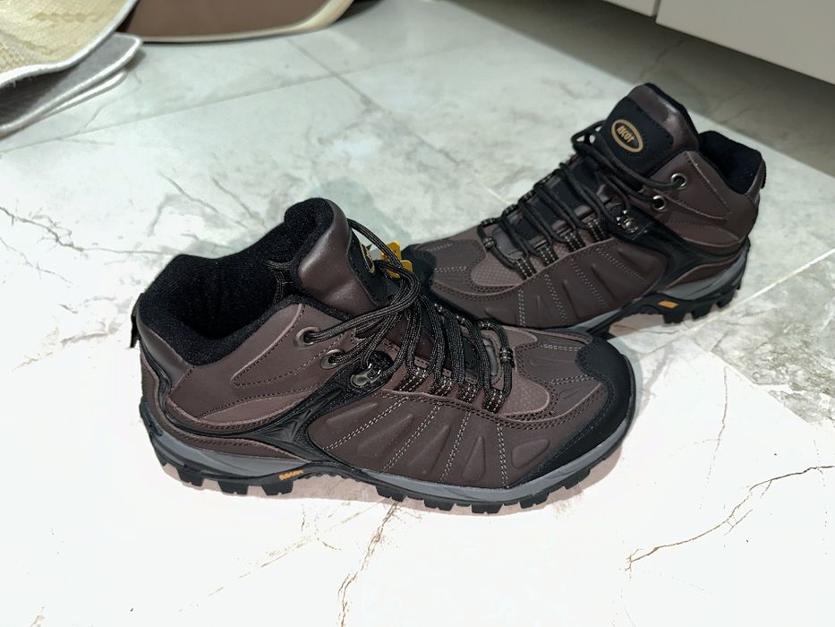 Продам треккинговые кроссовки