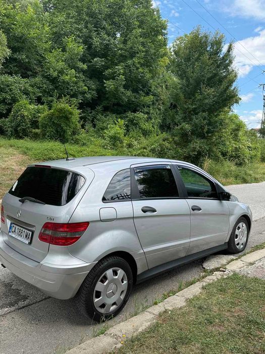 Продавам Мерцедес Б180