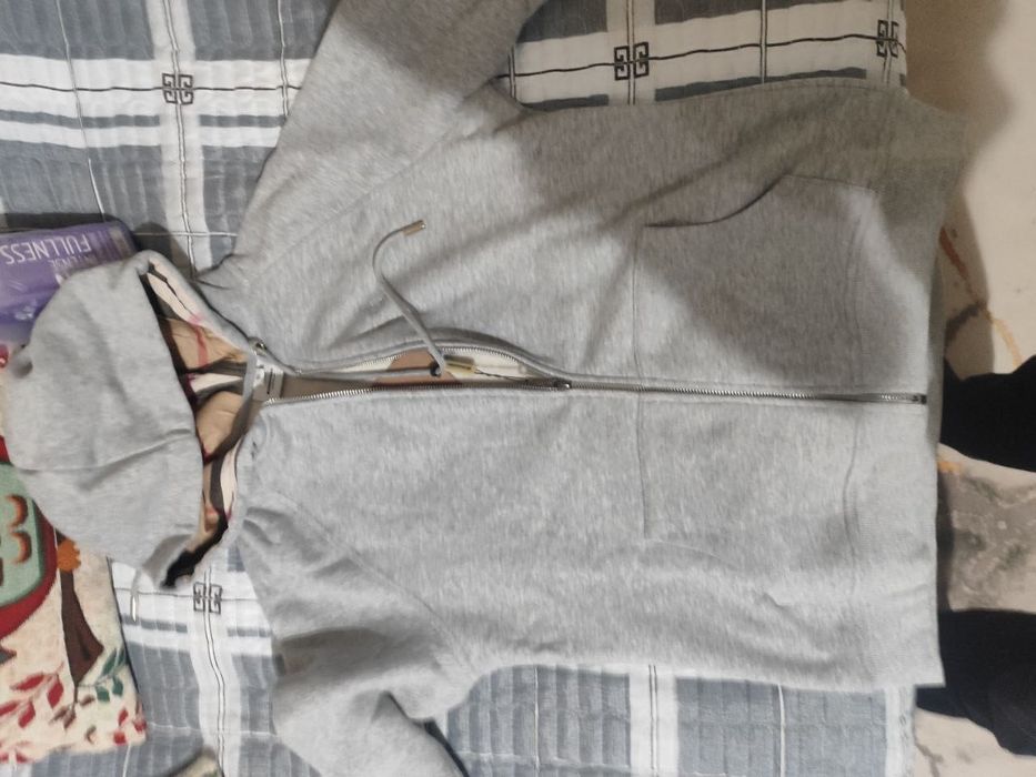 продается зипка burberry
