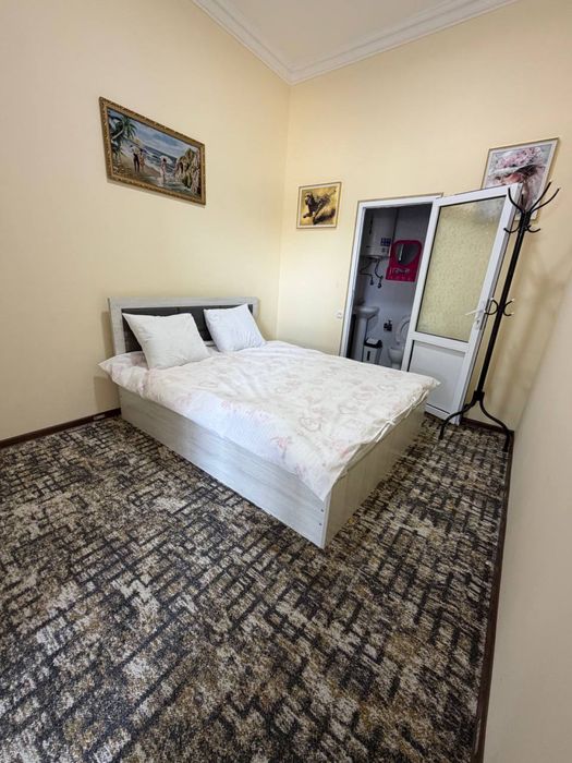 Kunlik Hostel Yangi bozorni yaqinida joylashgan