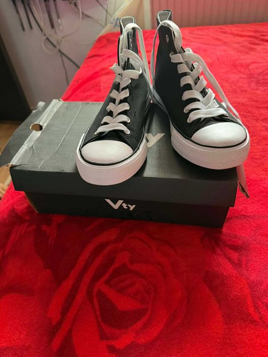 Vand Tenesi Vty,Marimea 37  cu tot cu cutie