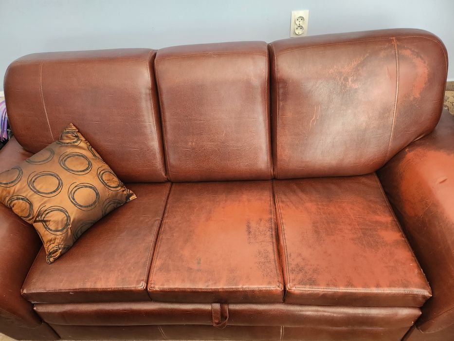 Кафяв кожен диван