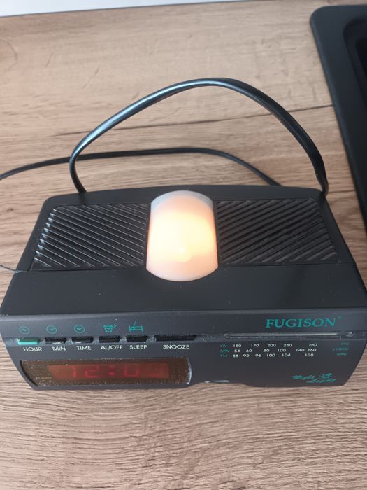 Radio cu benzi AM/FM combinat cu ceas digital