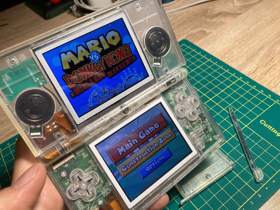 Nintendo DS Lite (нинтендо ДС Лайт) + R4 карта с игри