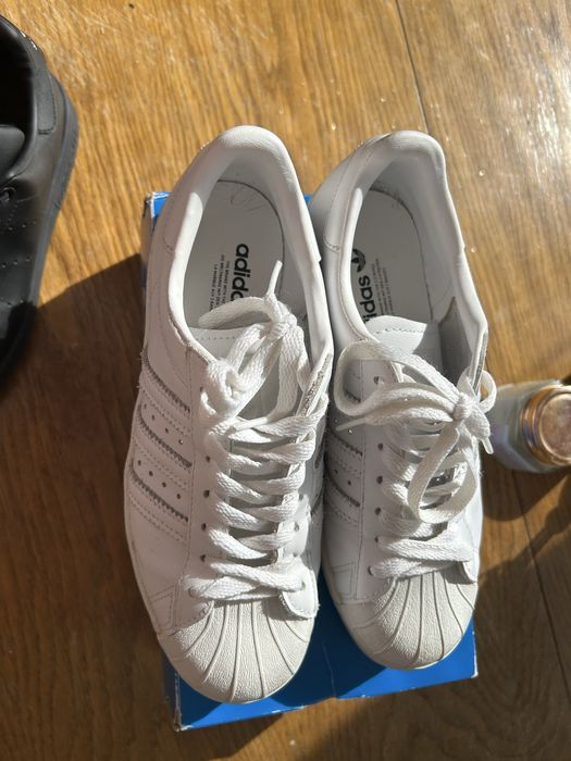 Бели обувки adidas