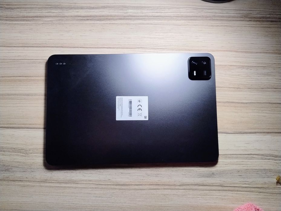 Таблет Xiaomi Pad 6 в комплект с Оригинален калъф с клавиатура, писалка и чанта за таблет.